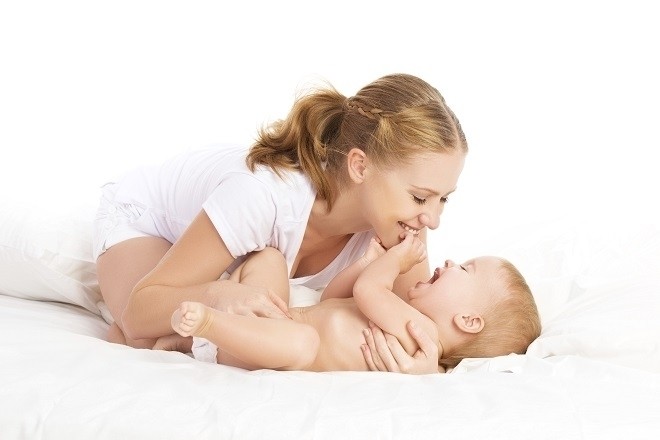 trẻ biết chơi đùa cùng mẹ