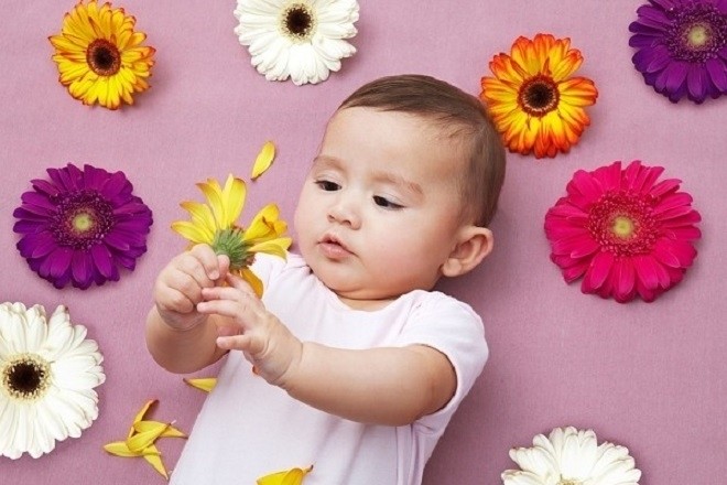 trẻ có thể cầm nắm một số đồ vật
