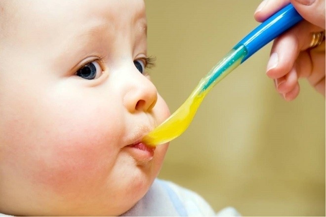 đút cháo cho bé 7 tháng tuổi ăn