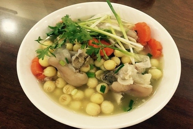móng giò hạt sen nấu cháo cho bé 7 tháng