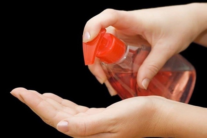 dùng dung dịch vệ sinh âm đạo sạch sẽ