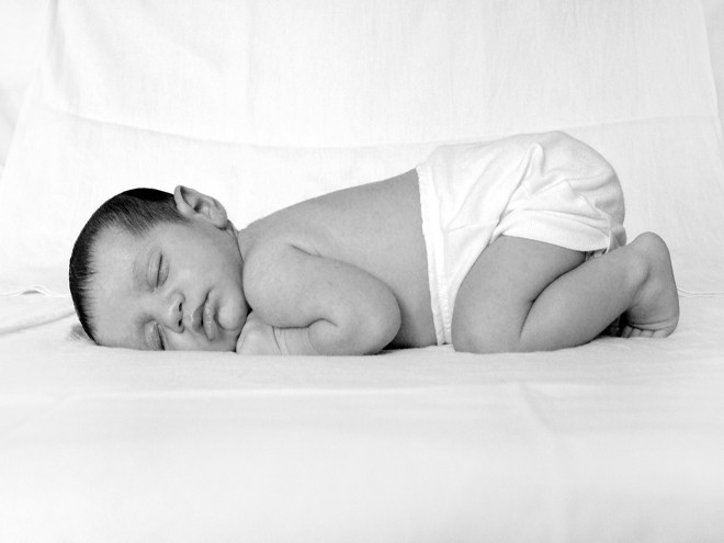 Không mặc bỉm hoặc chọn loại bỉm khô thoáng cho bé để tránh bị hăm.