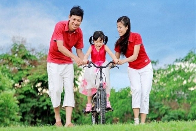 bố mẹ tập xe đạp cho bé