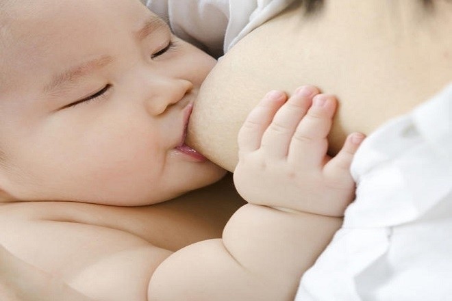 bé bú sữa mẹ