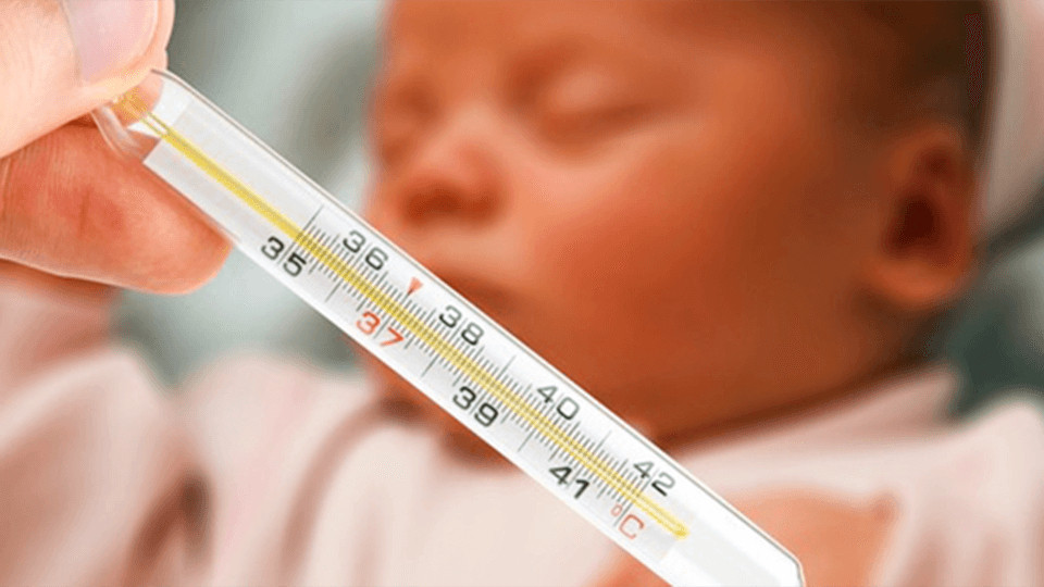 đo nhiệt kế cho trẻ bị sốt