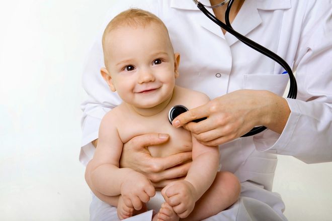 bác sỹ khám bệnh viêm phế quản ở trẻ sơ sinh