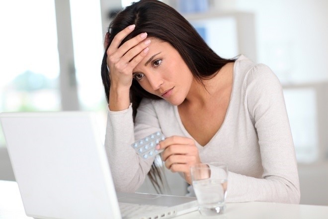 phụ nữ lo lắng vì tác dụng phụ của thuốc tránh thai khẩn cấp