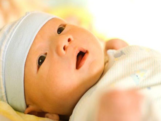 trẻ sơ sinh được ủ ấm