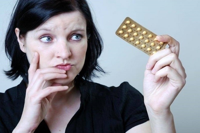 phụ nữ lo lắng về tác dụng phụ của thuốc phá thai