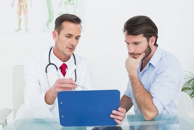 bác sĩ tiến hành thăm khám bệnh nhân nam vô sinh