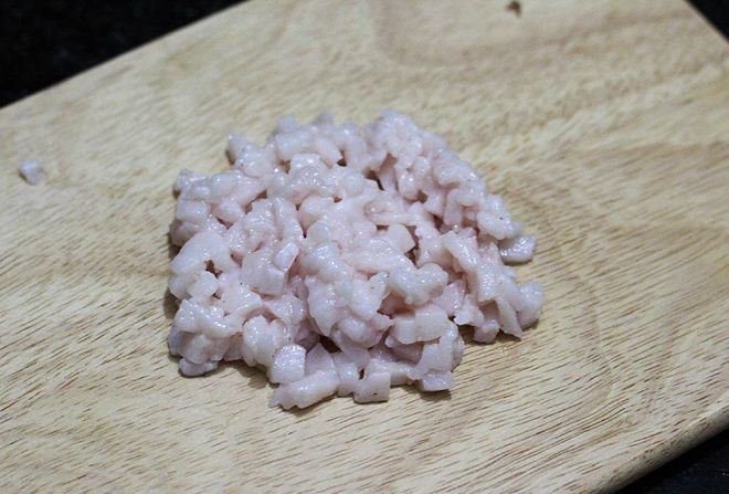 mỡ heo rửa sạch, thái nhỏ