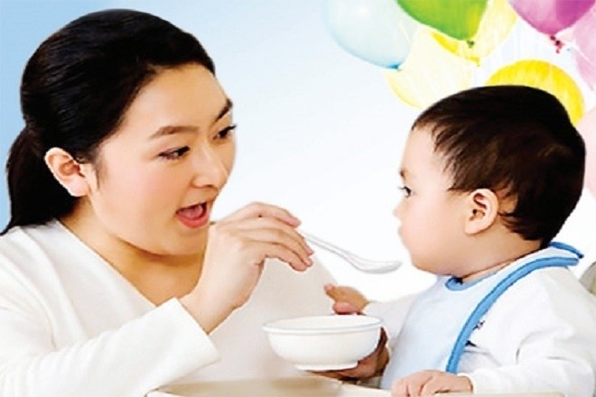 mẹ đút cháo ăn dặm cho bé