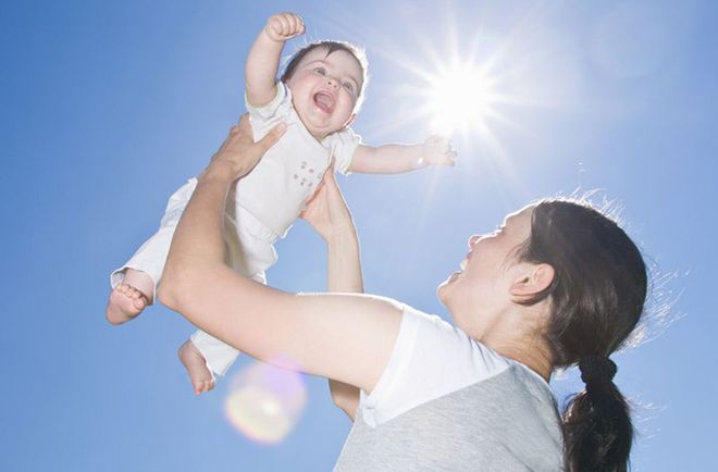 cho bé tăm nắng hấp thu vitamin d3