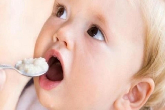 trẻ há miệng để mẹ đút cháo