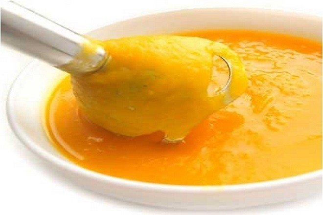 quấy bột bí đỏ thật nhuyễn