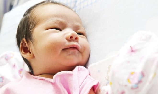 trẻ hay lắc đầu khi ngủ