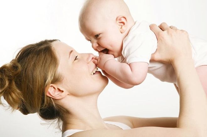mẹ vui đùa với bé