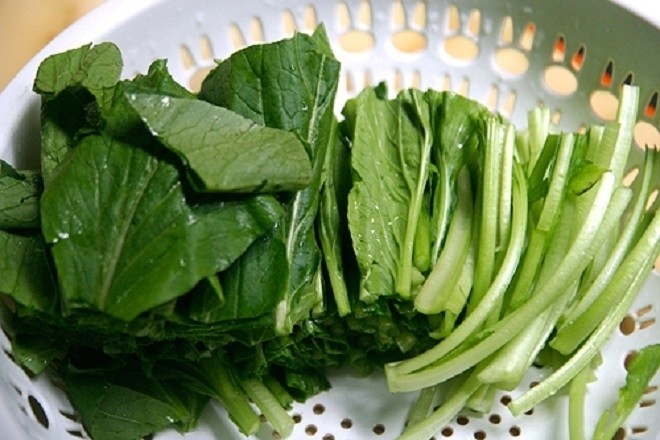 rau cải rửa sạch và băm nhuyễn