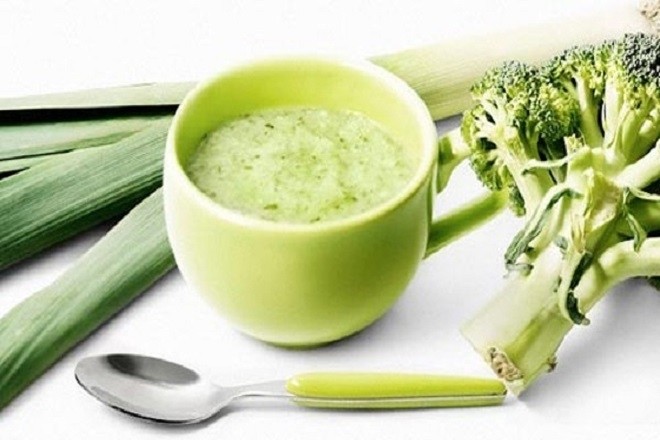 bột ăn dặm thịt gà và rau cải xanh