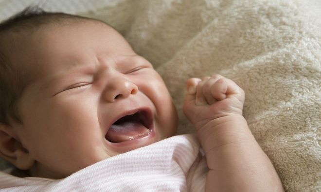 trẻ ho nhiều không sốt hay quấy khóc