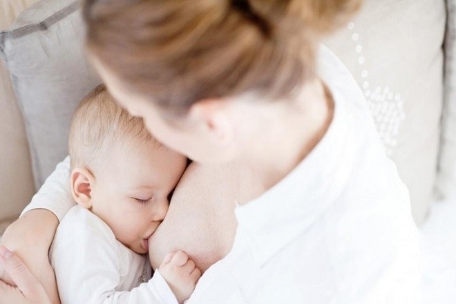 bé bú sữa mẹ để đủ chất dinh dưỡng