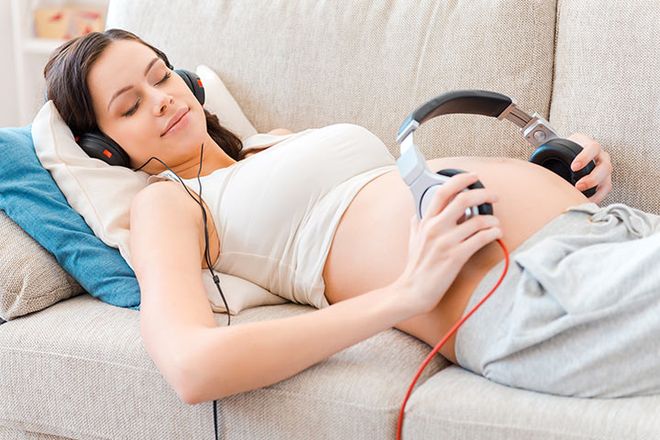 Bà bầu nằm nghe nhạc