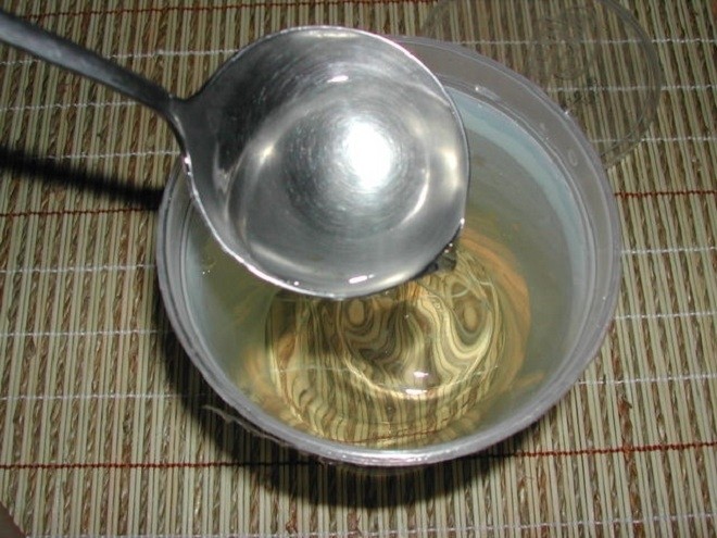 Khuấy đường tan đều trong nước