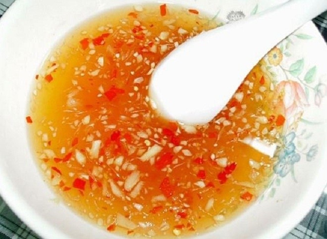 Cho tỏi ớt băm nhuyễn vào khuấy tiếp