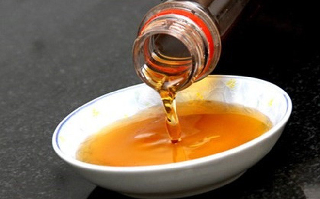 Đổ nước mắm vào hỗn hợp nước đường vừa pha