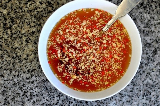 Bỏ tỏi ớt vào sau cùng sẽ làm bát nước mắm ngọt ngon và đẹp hơn