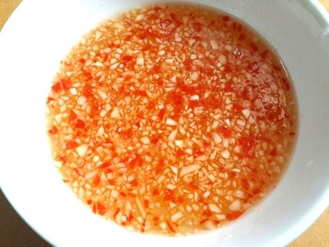 Đổ nước mắm vào trộn đều và thưởng thức