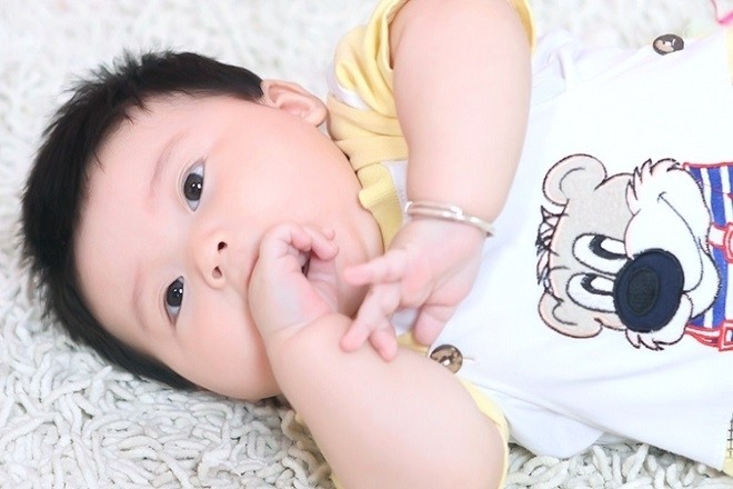 tặng lắc tay bạc cho bé trai