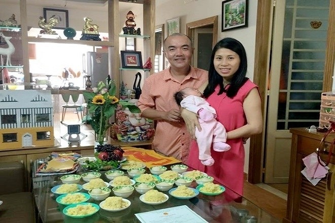 bố mẹ bồng bé ra mắt họ hàng
