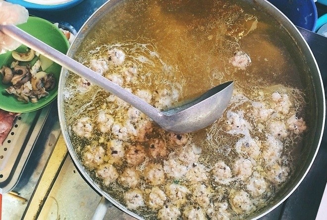 nồi nước dùng bún mọc