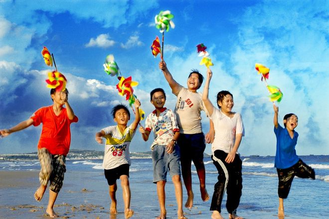 các bé chơi chong chóng trên bãi biển