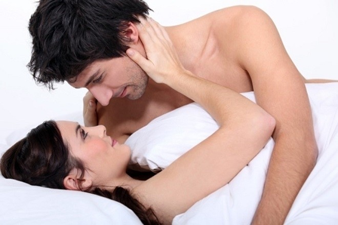 vợ chồng âu yếm nhau
