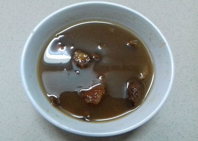 ngâm phần thịt me vào chén nước ấm
