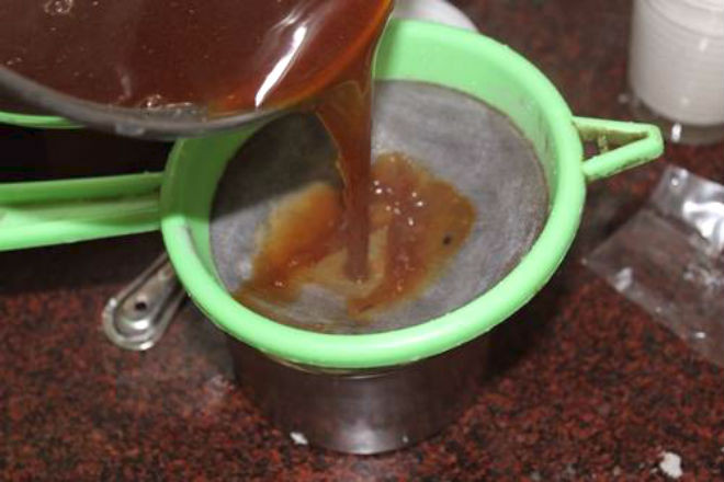 lọc me qua rây lấy phần nước cốt