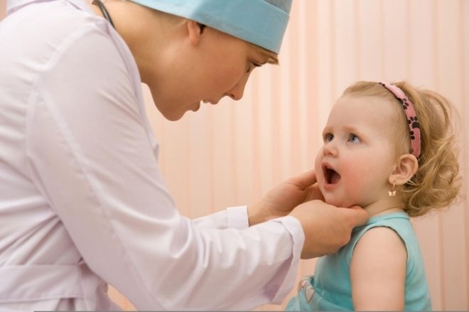 cho trẻ ho nhiều về đêm đi khám bác sỹ