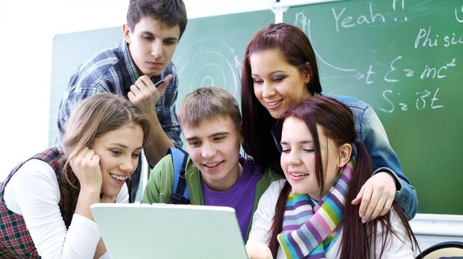 5 trẻ cùng trao đổi qua máy tính