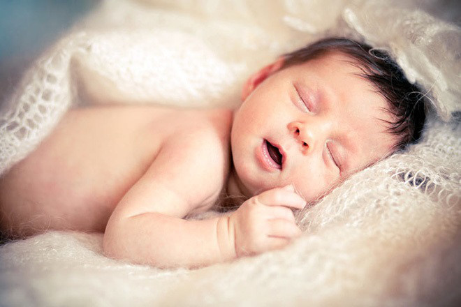 trẻ ra mồ hôi trộm ở đầu khó ngủ