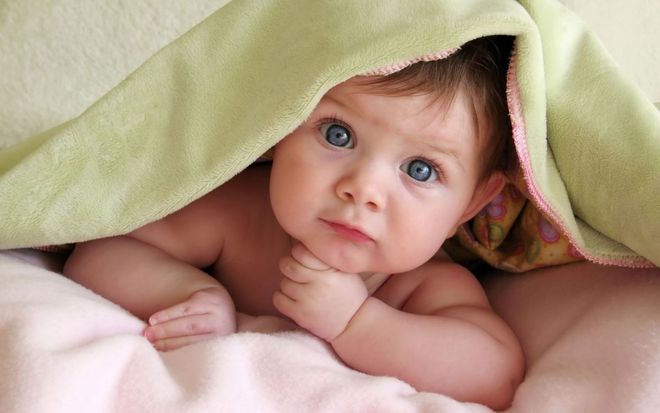 ủ ấm quá khiến trẻ ra mồ hôi trộm ở đầu