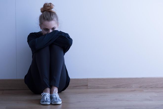 bé gái tuổi teen ngồi một góc