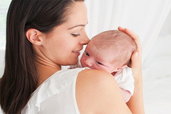 mẹ bế trẻ sơ sinh