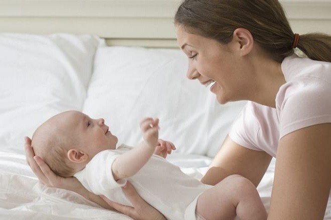 mẹ học cách bế trẻ sơ sinh đúng cách