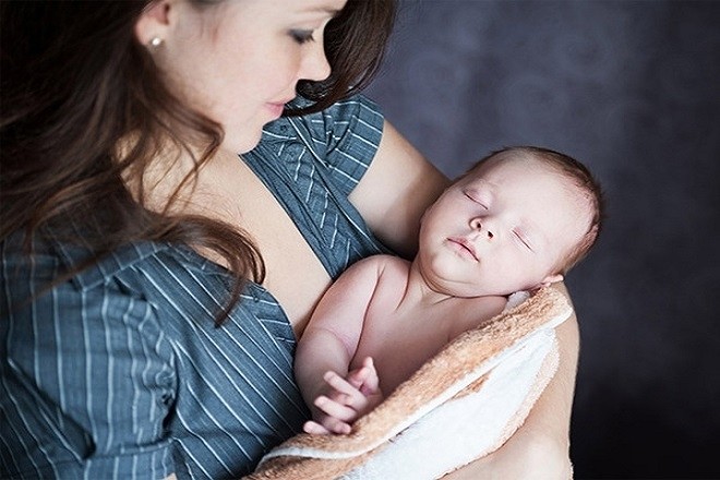 mẹ bế trẻ sơ sinh đúng cách