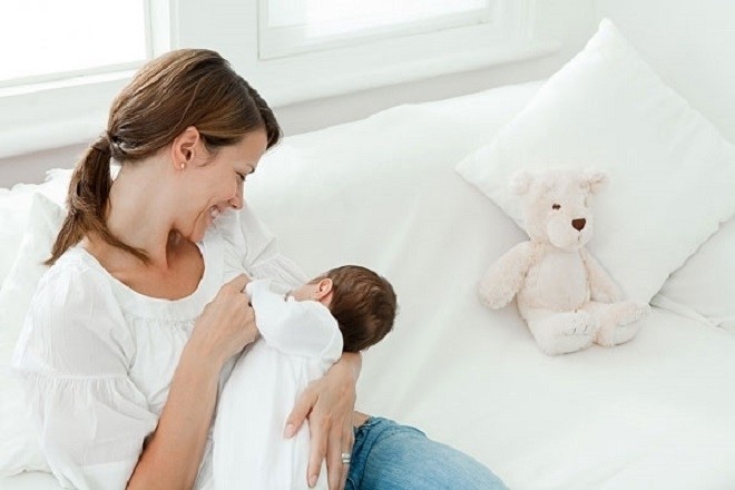 mẹ bồng bé bú