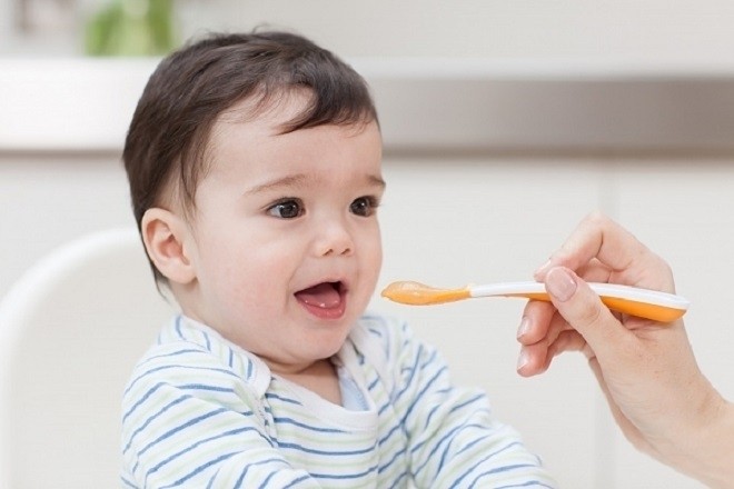 mẹ đút cháo ăn dặm cho bé