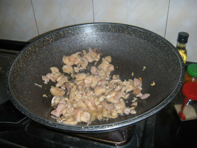 cho thịt ba chỉ vào chảo đảo đều