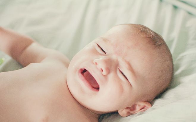 bé khóc mếu
